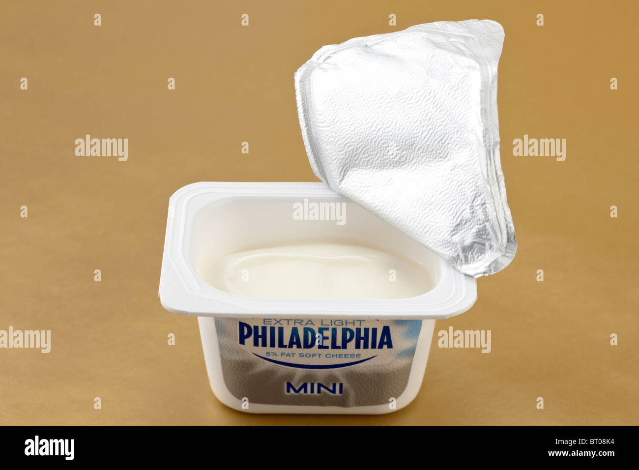 5% baja en grasa queso crema Philadelphia dentro de una lámina de open top  mini caja de cartón Fotografía de stock - Alamy