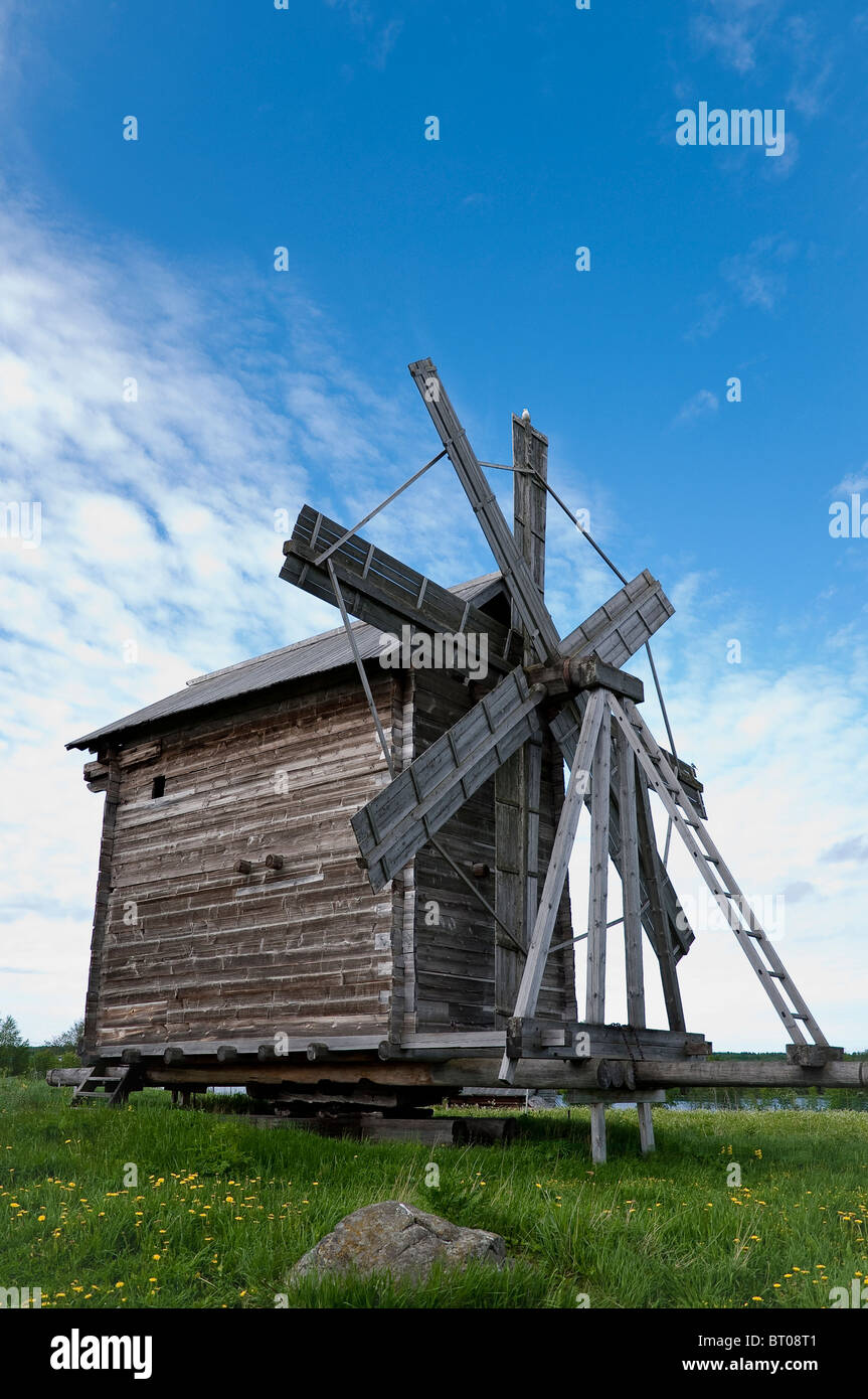 Antiguo molino de viento de madera en un campo de verano Foto de stock