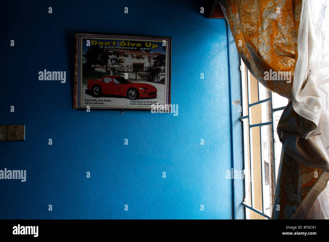 No te rindas mensaje en pared en casa en Freetown, Sierra Leona, África occidental Foto de stock