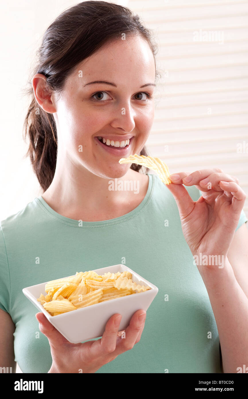 Mujer comiendo patatas fritas con sabrosa salsa de mayonesa: fotografía de  stock © belchonock #154129060