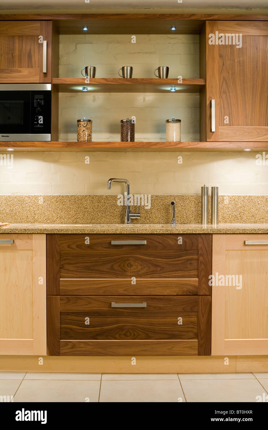 Shelves above kitchen sink fotografías e imágenes de alta resolución - Alamy