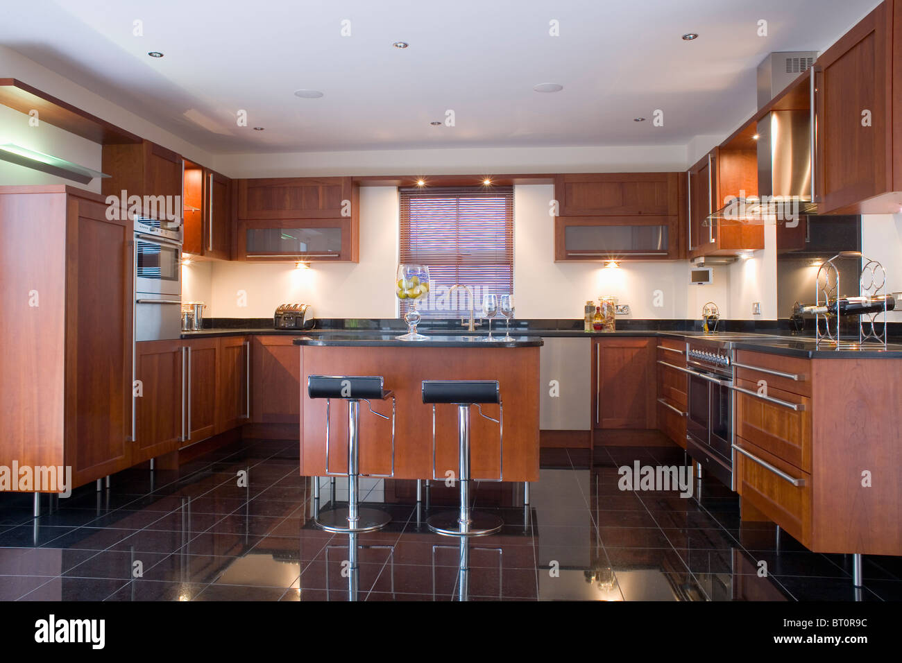 Taburetes en barra de desayuno en la cocina del país Fotografía de stock -  Alamy