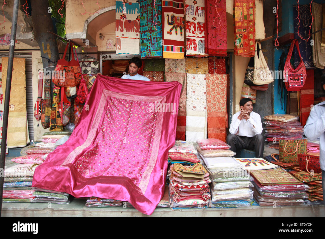 Los vendedores de tela, Nueva Delhi, India Fotografía de stock - Alamy