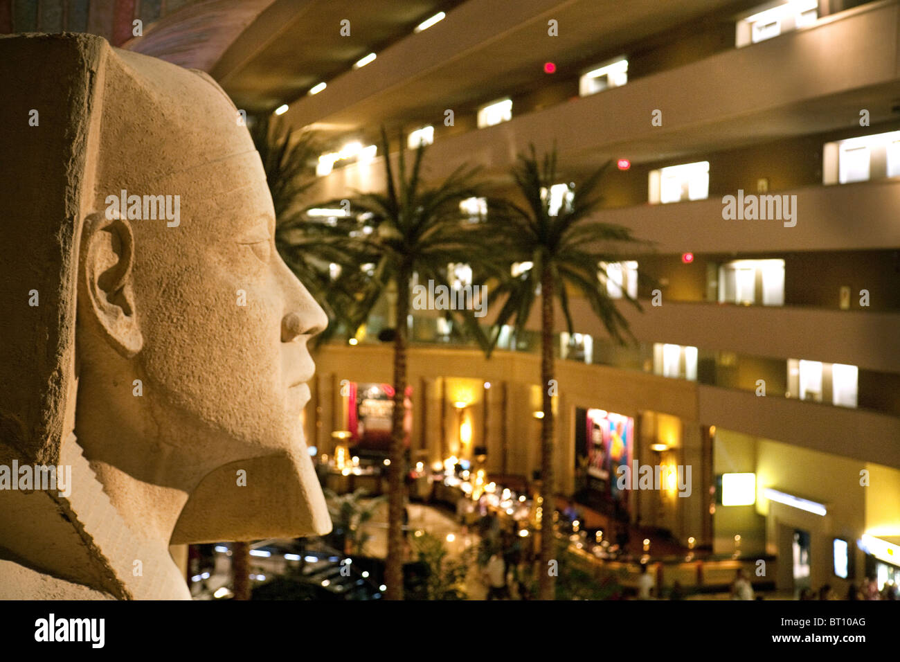 El interior del Hotel Luxor, el Strip de Las Vegas, EE.UU. Foto de stock