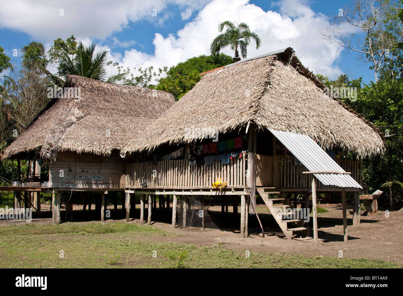 Casa tradicional a lo largo del río Napo, Ecuador Foto de stock