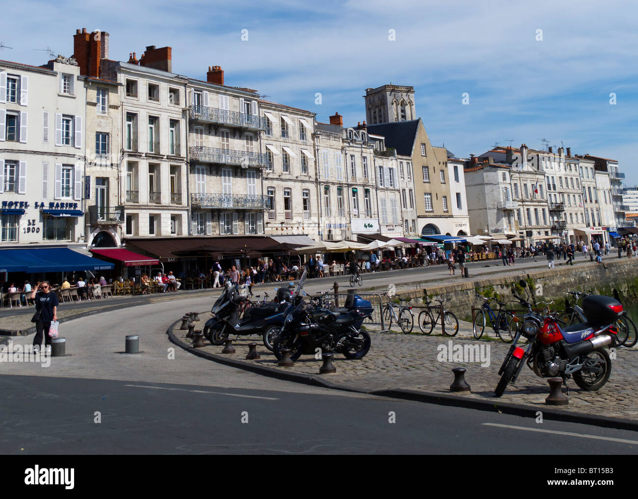 Los edificios frente al viejo puerto de La Rochelle en Francia rodeada de restaurantes Foto de stock