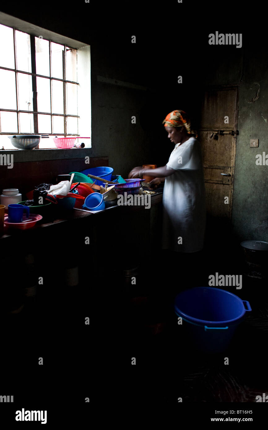 Mujer lava platos interminables Freetown, Sierra Leona, África occidental Foto de stock