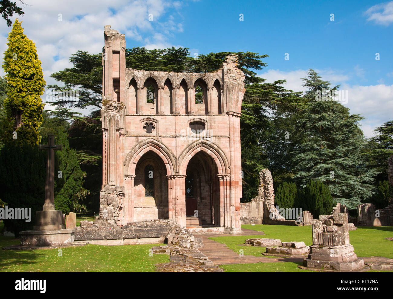 Las ruinas de la arquitectura medieval de Dryburgh Abbey en la frontera escocesa, Dryburgh, Escocia. Foto de stock