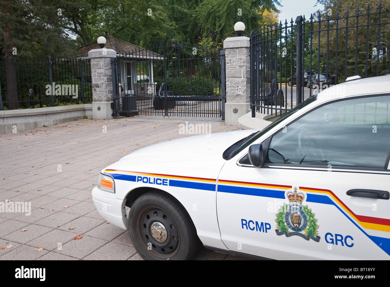 Un coche de policía RCMP está delante de 24 Sussex Drive en Ottawa, residencia oficial del Primer Ministro de Canadá Foto de stock