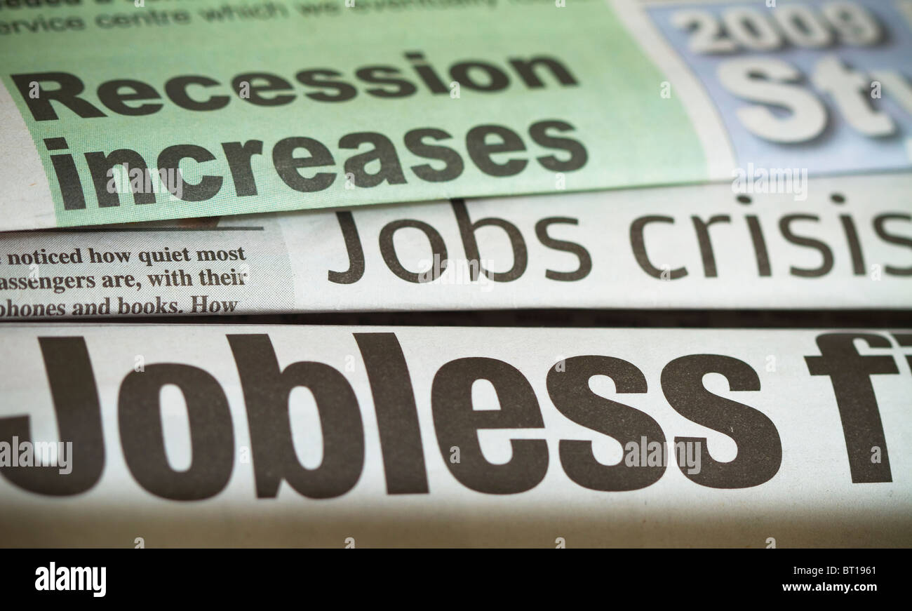 Los titulares de los periódicos acerca de la crisis del empleo Foto de stock