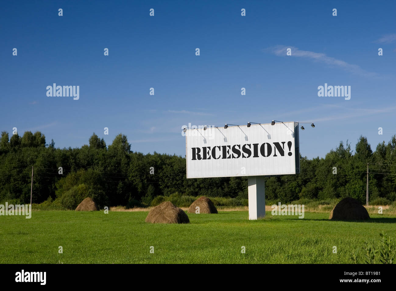 Cartelera en un campo con una palabra de la recesión. Foto de stock