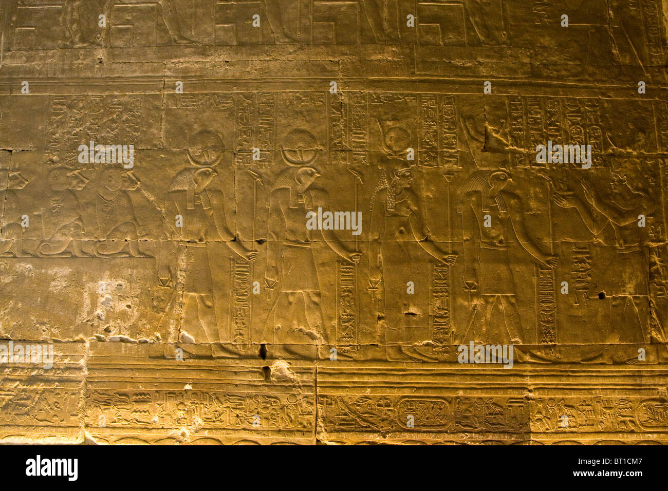 El templo de Edfu Horus Egipto jeroglíficos 'vieja ruina Faraón de piedra en la Escultura de piedra de antigüedades egipcias antiguas "Cultura" Decoración Foto de stock
