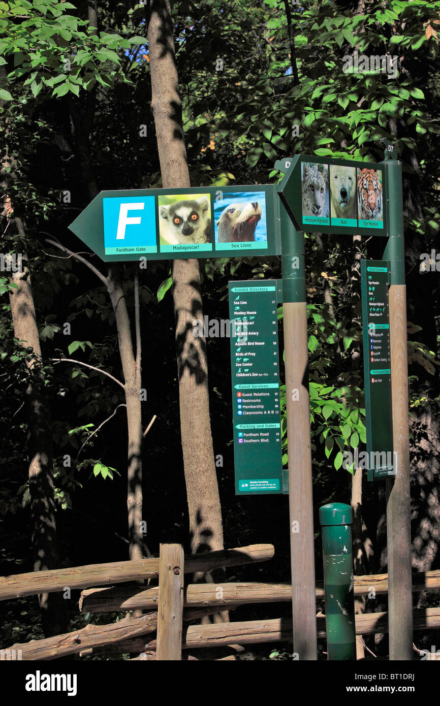 Señales que indiquen la dirección a diversas exposiciones y otros lugares en el Zoológico del Bronx en Nueva York Foto de stock