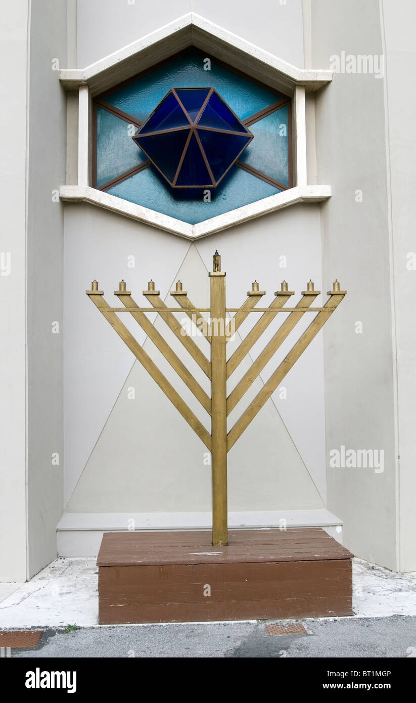 Menora judío Menorah judío el Judaísmo judíos símbolo siete ramas ramificadas religión portavelas símbolo símbolos titulares Foto de stock