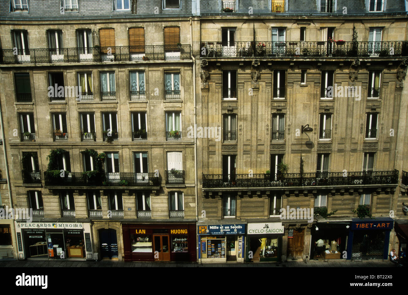 Apartamentos y tiendas a lo largo de la Rue Monge en el 5º arrondissement de París, Francia Foto de stock