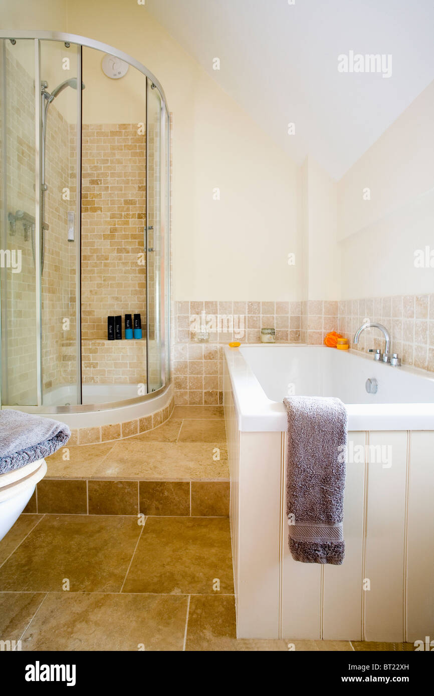 Esquina de ducha, armario con puertas de vidrio en split-level moderno baño  Fotografía de stock - Alamy