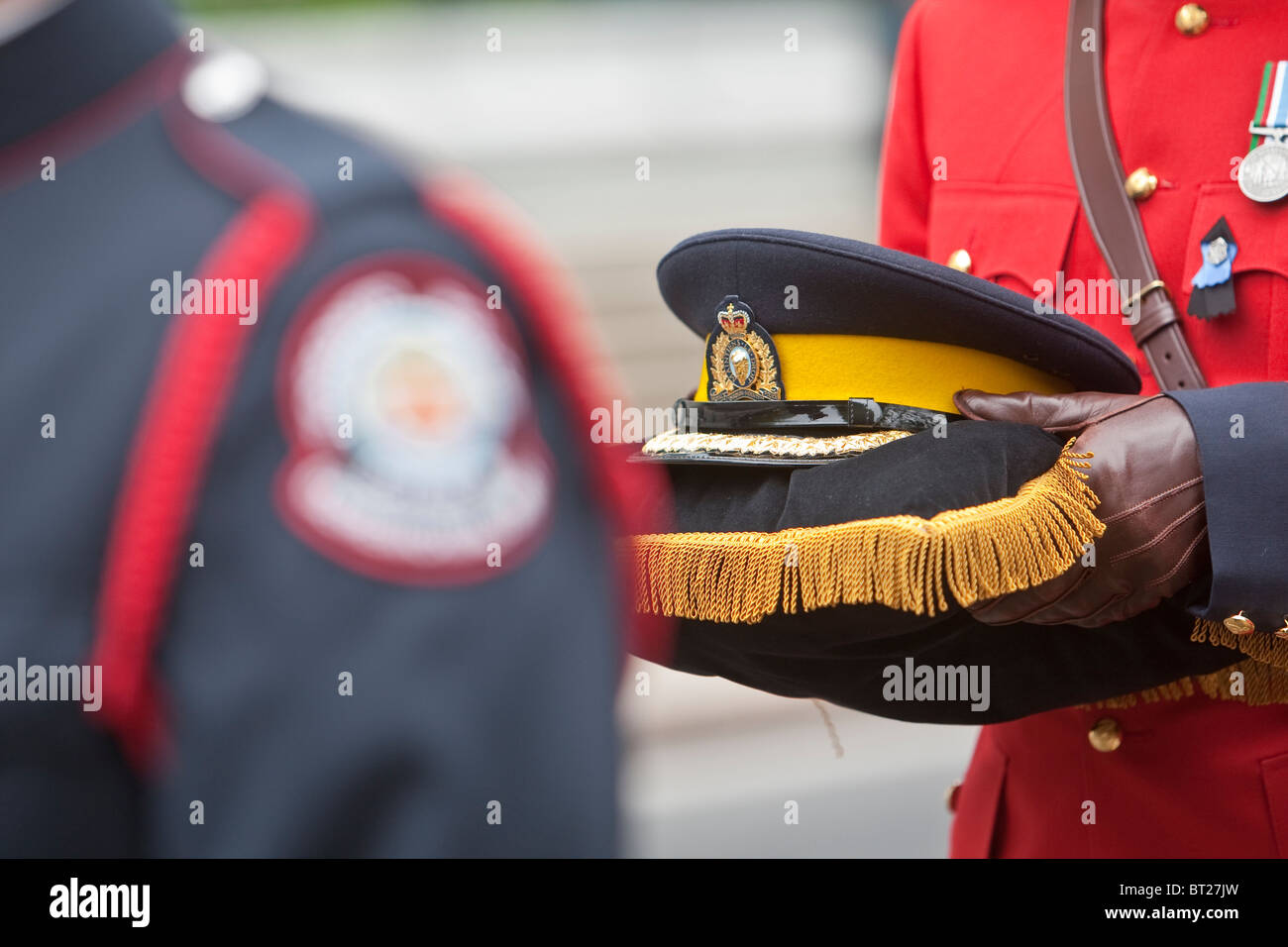 Un miembro de la Real Policía Montada del Canadá tiene un sombrero durante un desfile conmemorativo de policías caídos en el cumplimiento de su deber el domingo 26 de septiembre de 2010. Foto de stock