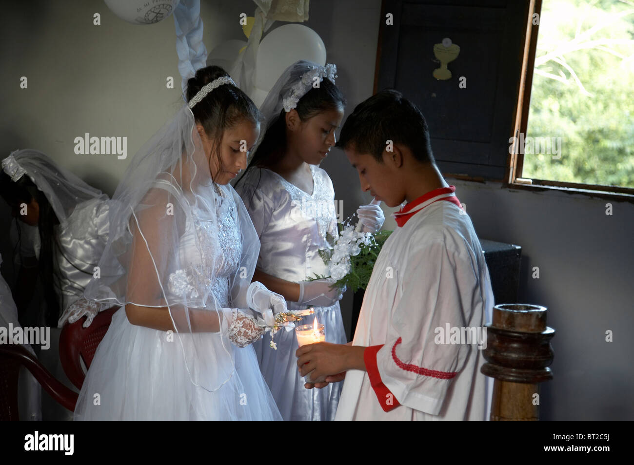 Kc4758 Painet chico niños kids guatemala primera misa católica el comunión y en remate peten monaguillo luces Foto de stock