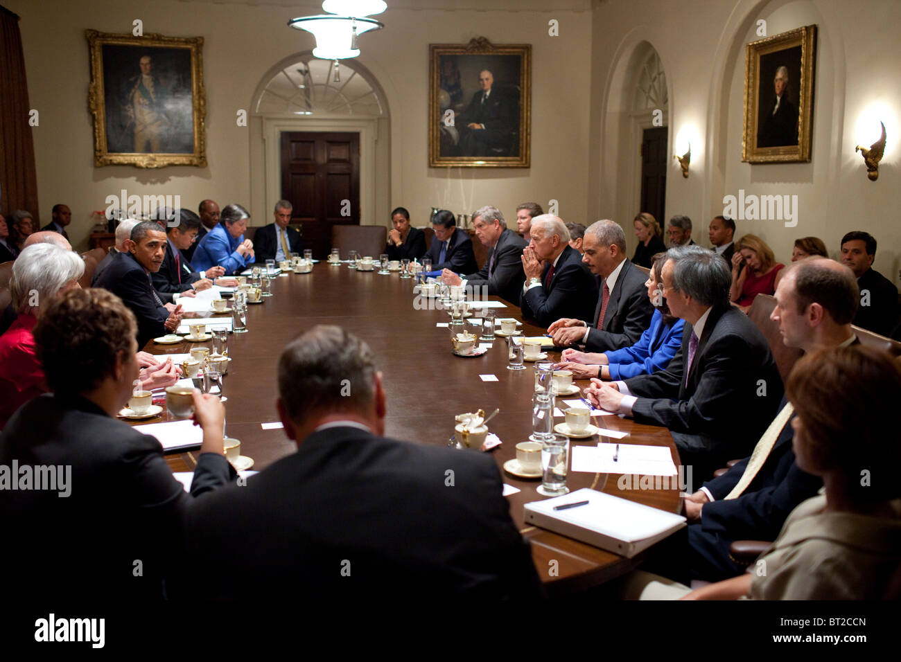 El presidente Barack Obama se reúne con miembros del gabinete en la Sala del Gabinete de la Casa Blanca, el 15 de septiembre del 2010. Foto de stock