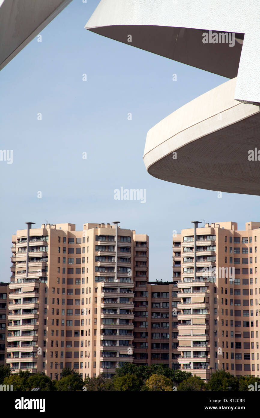 Balcón blanco de la ciudad de las Artes y las ciencias con bloques de  apartamentos de nueva construcción en el fondo Valencia España Fotografía  de stock - Alamy