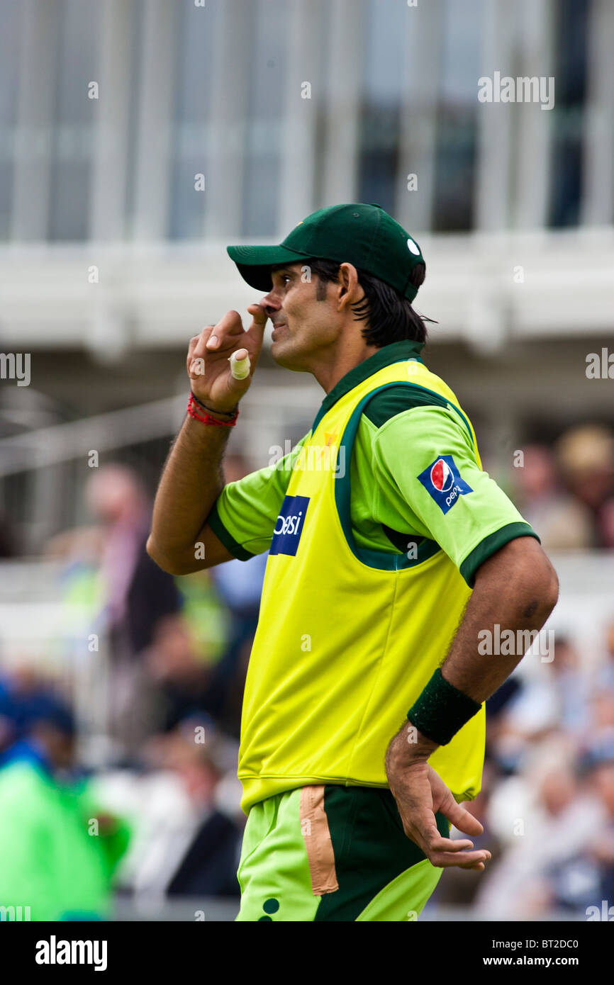 Pakistán fast bowler Mohammad Irfan significa cabeza y hombros por encima de algunos de sus compañeros de equipo Inglaterra v Pakistán 1 de ODI, jugó en el Emirates Durham ICG Chester-Le-Street, Durham, Reino Unido. Todos los derechos reservados - Rubén Tabner - Local la ley de derecho de autor se aplica a todos los trabajos de impresión y uso de Internet. Los honorarios cobrados cumplirá con el estándar y el uso de índices espaciales de ese país, región o estado. Foto de stock