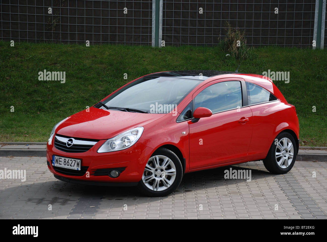 Opel Corsa 1.3 Cdti - MI 2006 - rojo metálico - tres puertas (3D) - Alemán  pequeña ciudad popular coche, segmento B - city parking Fotografía de stock  - Alamy