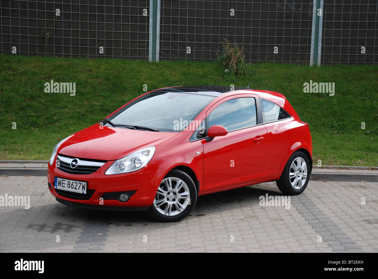 Opel Corsa 1.3 Cdti - MI 2006 - rojo metálico - tres puertas (3D) - Alemán  pequeña ciudad popular coche, segmento B - city parking Fotografía de stock  - Alamy