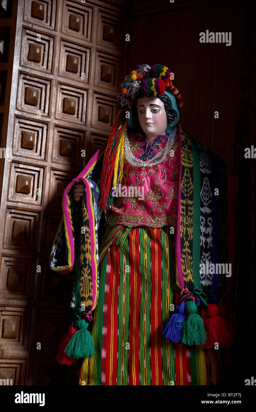 Kc4727 Painet guatemala estatua el interior de la iglesia de San Andrés el quiche AMÉRICA CENTRAL AMÉRICA del cristianismo la religión vertical Foto de stock