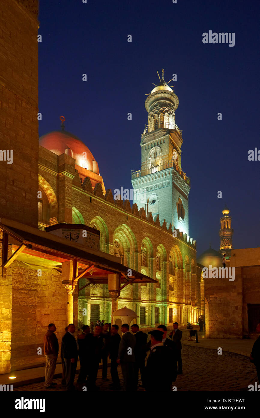 Night Shot del complejo de la mezquita y el Mausoleo de las madrasas, Al-Muizz Street, Cairo islámico, Egipto, Arabia, África Foto de stock