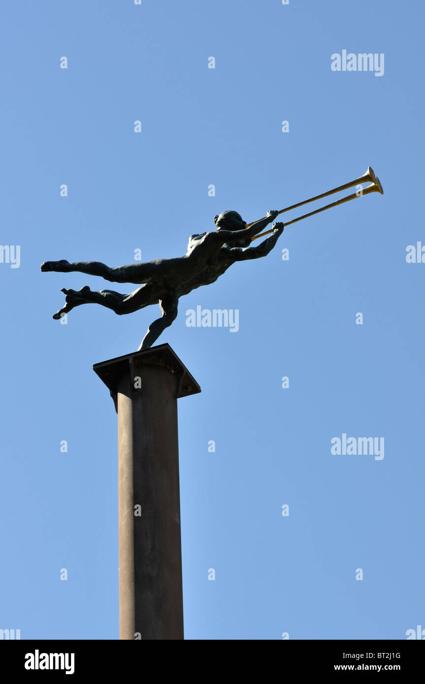Los trompetistas - una escultura por William Duffy en el Arboretum de Dallas, Texas, EE.UU. Foto de stock