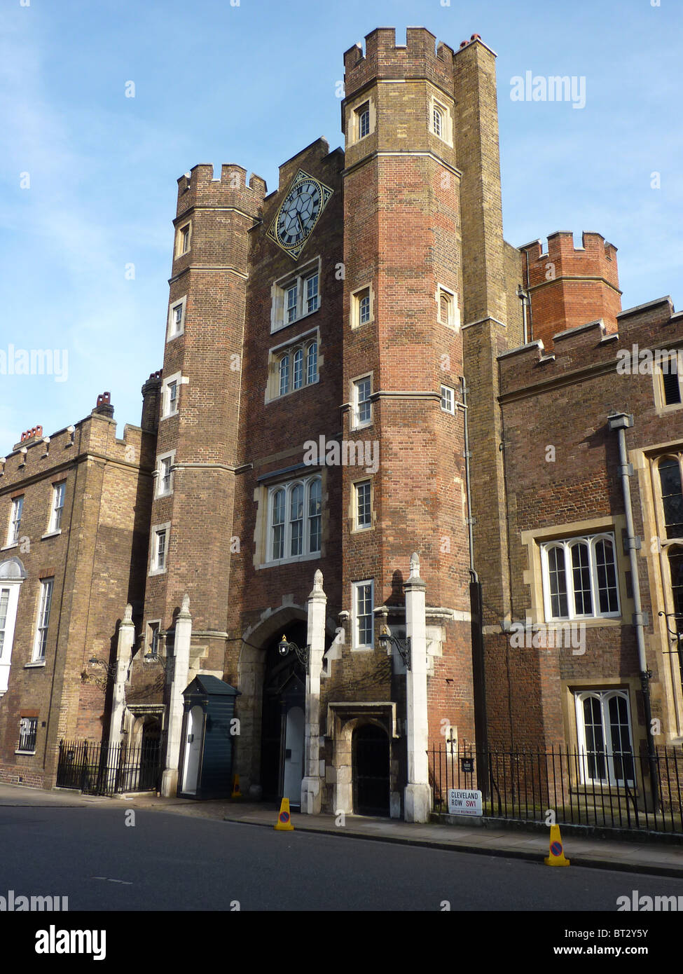 Entrada principal de St James's Palace en Londres. Foto de stock