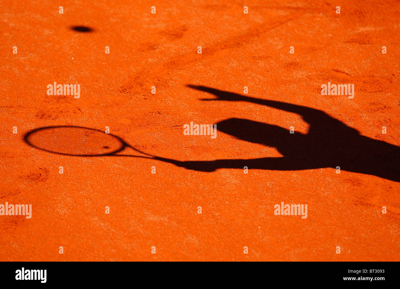 Sombra de un jugador de tenis sobre tierra batida Foto de stock