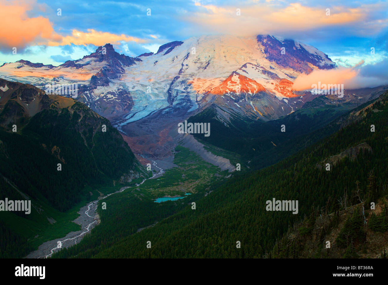 Amanecer en el Monte Rainier del amanecer del área con el río Blanco debajo Foto de stock