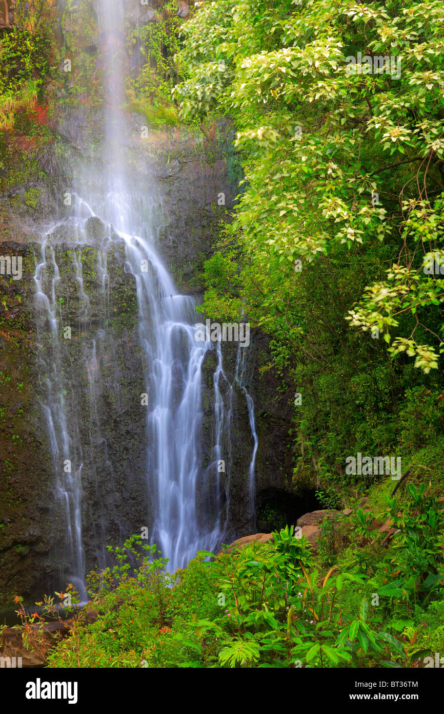 Cascada a lo largo de la carretera a Hana en el lado norte de Maui en Hawaii, EE.UU. Foto de stock
