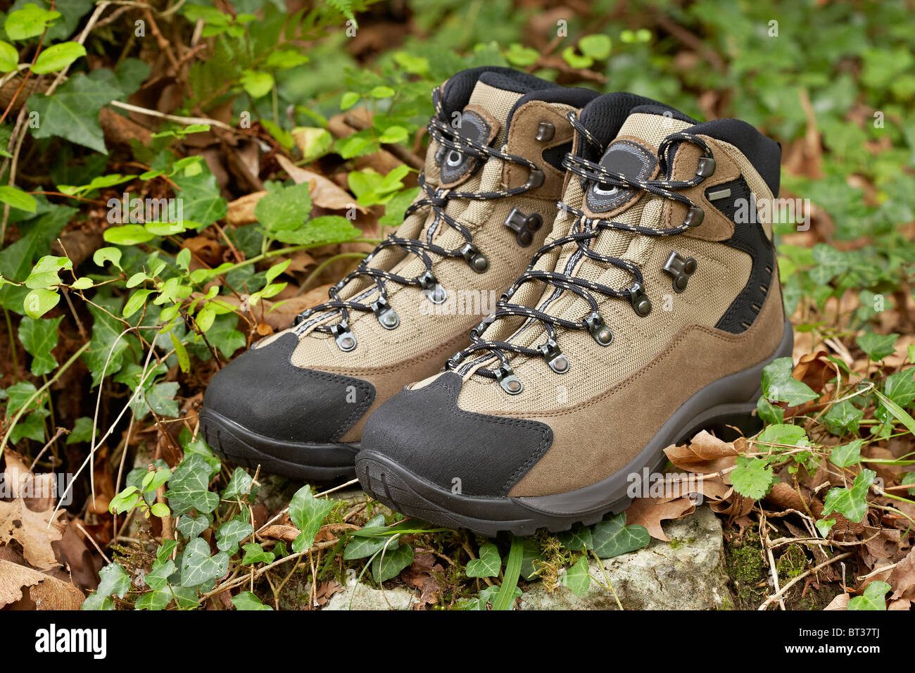 Un par de botas para caminar en el campo. Profundidad de campo y el fondo  borroso Fotografía de stock - Alamy