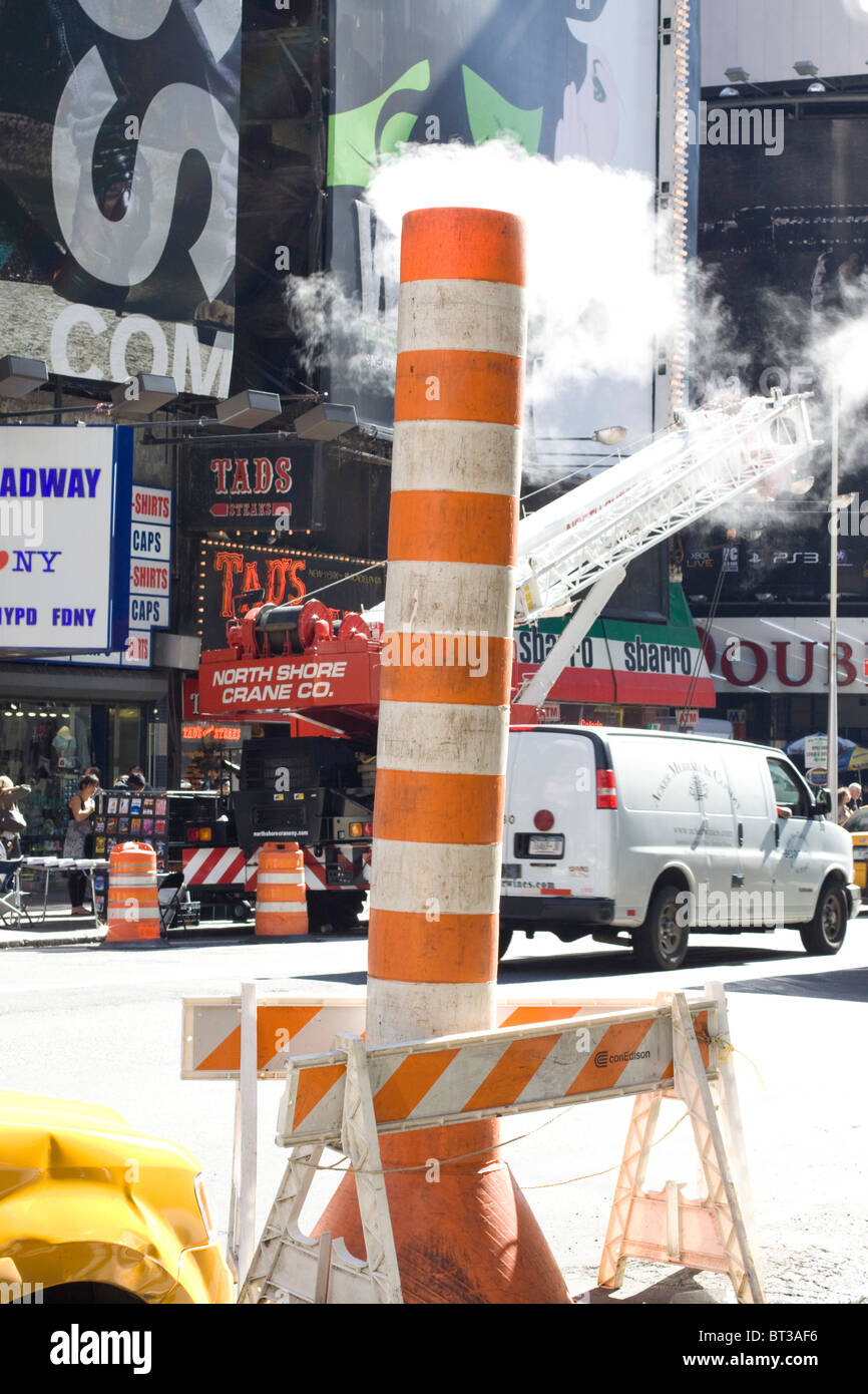 Tuberías de vapor en las calles de Manhattan, Nueva York, EE.UU. Foto de stock