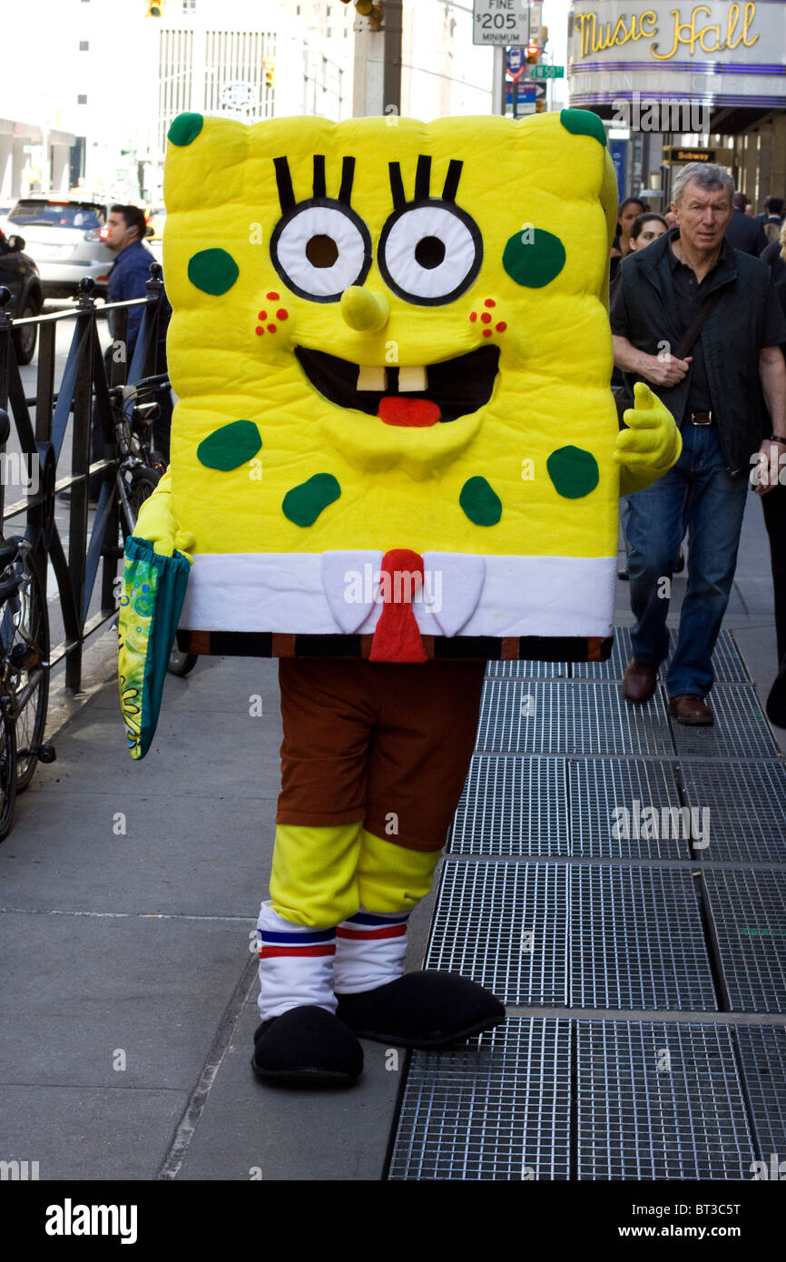 Bob Esponja pantalones cuadrados en las calles de la ciudad de Nueva York  Fotografía de stock - Alamy