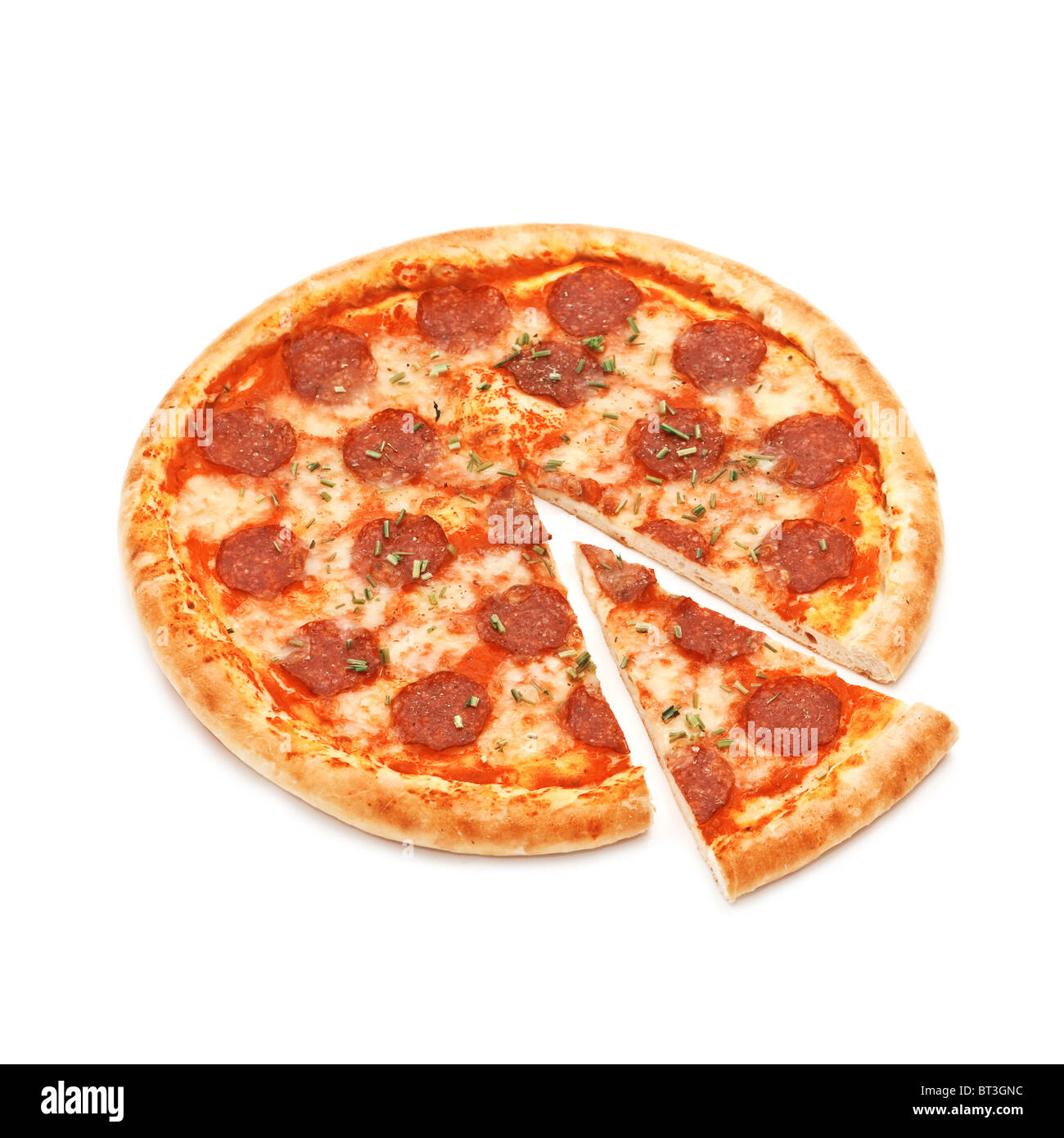 Salami pizza aislado en blanco Foto de stock