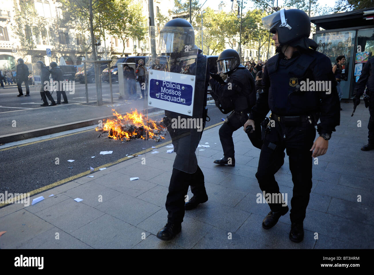 La policía antidisturbios en los enfrentamientos ocurridos en el centro de la ciudad de Barcelona durante la huelga general en España. Foto de stock