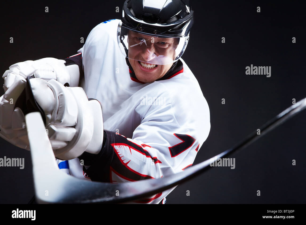 Jugador de hockey sobre hielo enojado Pointing Stick al oponente Foto de stock