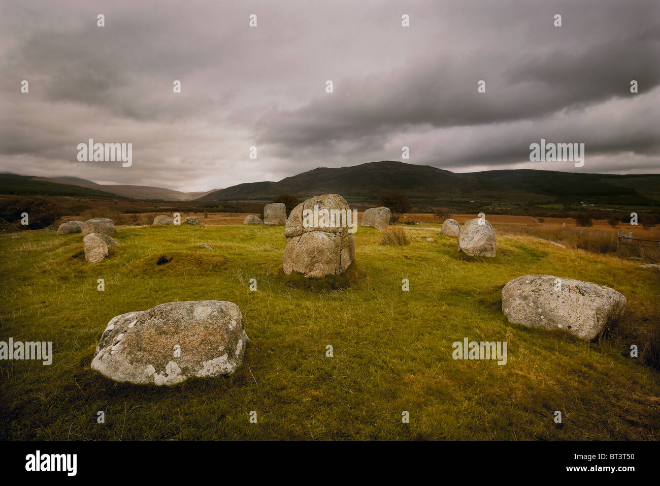 Los restos del Fingal's Cauldron stone circle permanente de Machrie Moor, la Isla de Arran, Escocia, Reino Unido Foto de stock
