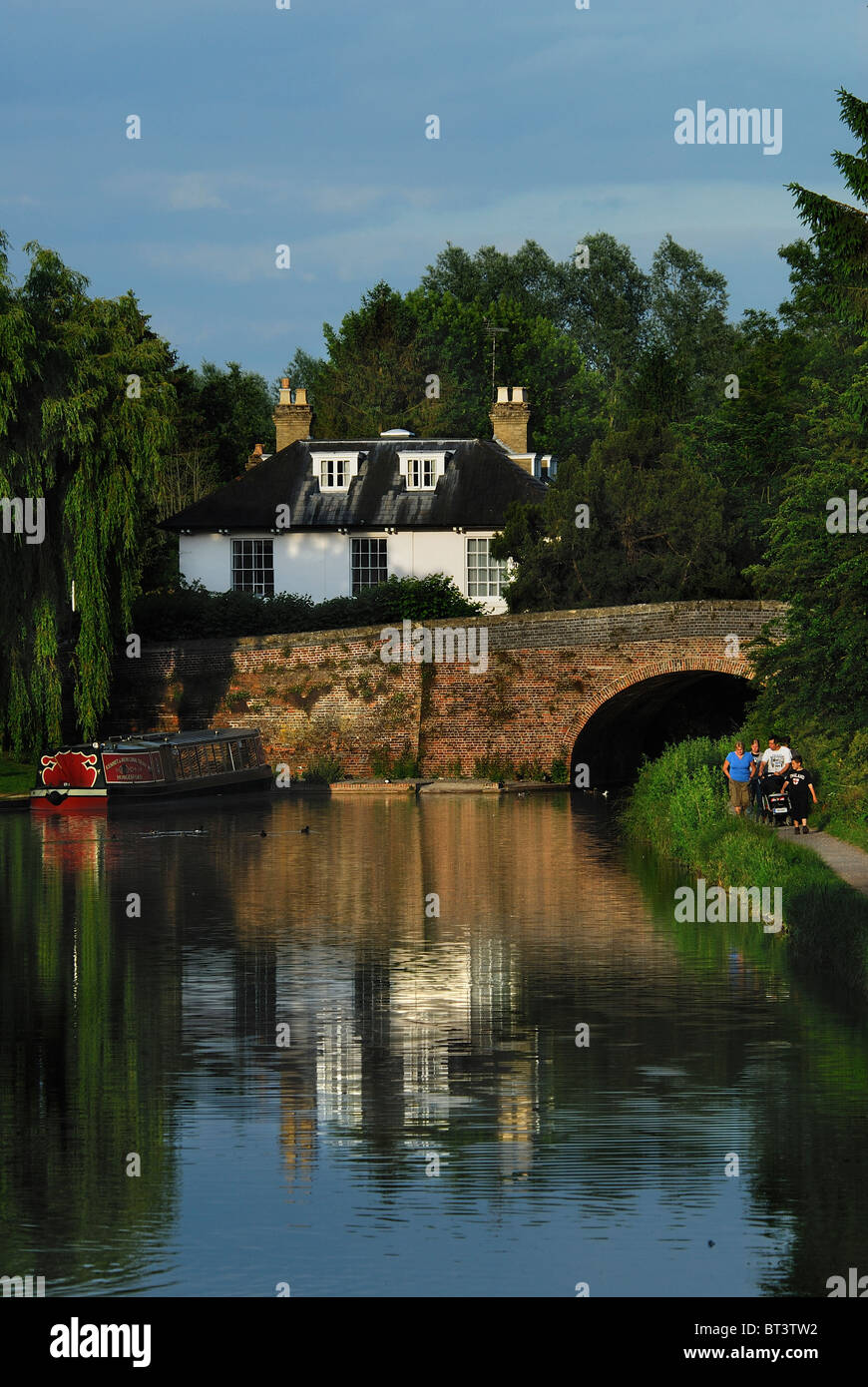 Kennet y Avon canal en Hungerford, Wiltshire, Reino Unido, junio de 2010 Foto de stock