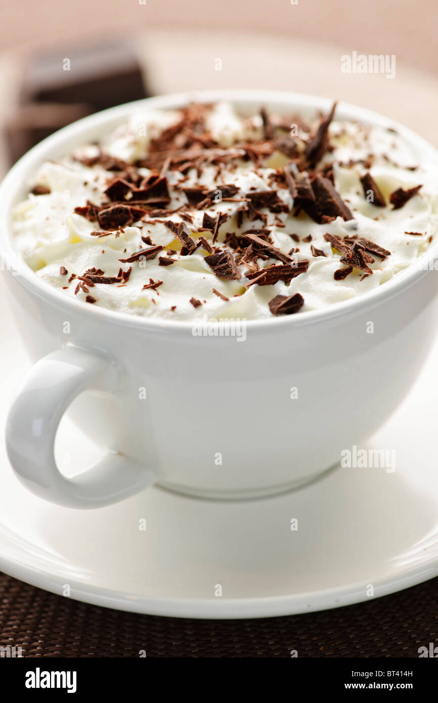 Taza de chocolate caliente con el pelo rasurado, chocolate y crema batida Foto de stock