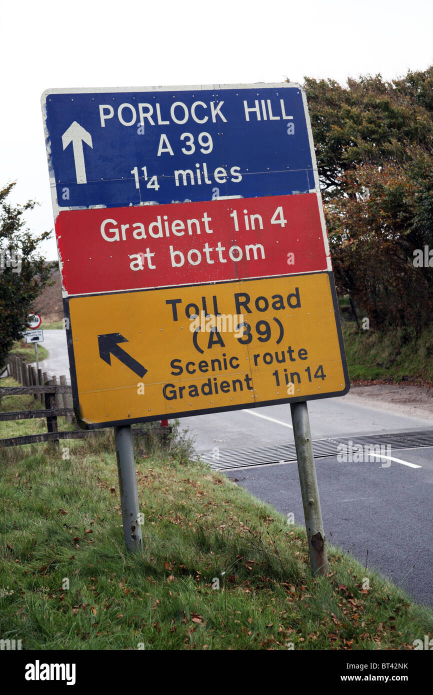 Señales de advertencia de una colina empinada y ruta alternativa, Porlock Hill, Somerset, Inglaterra Foto de stock