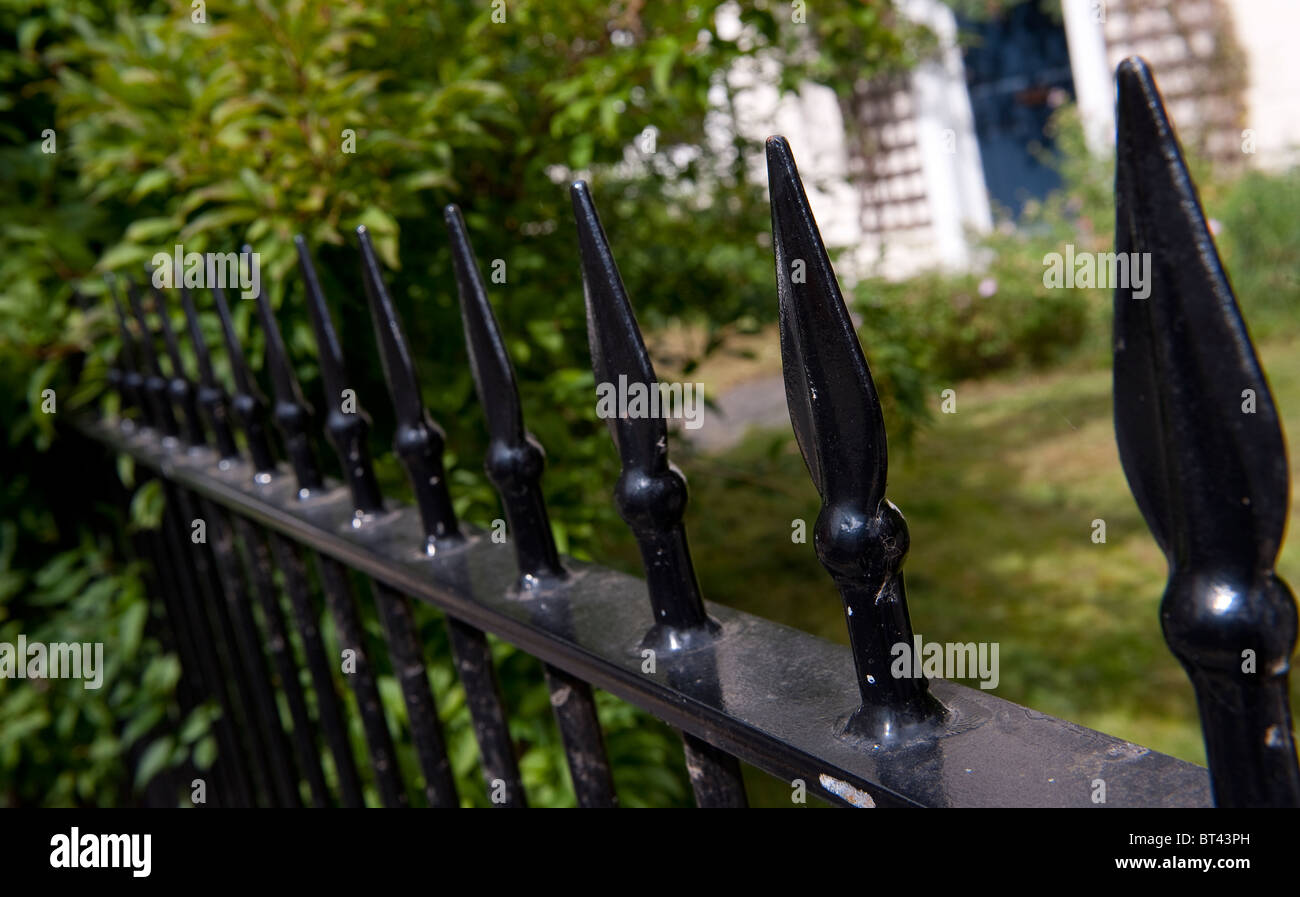 Metal garden railings fotografías e imágenes de alta resolución Alamy