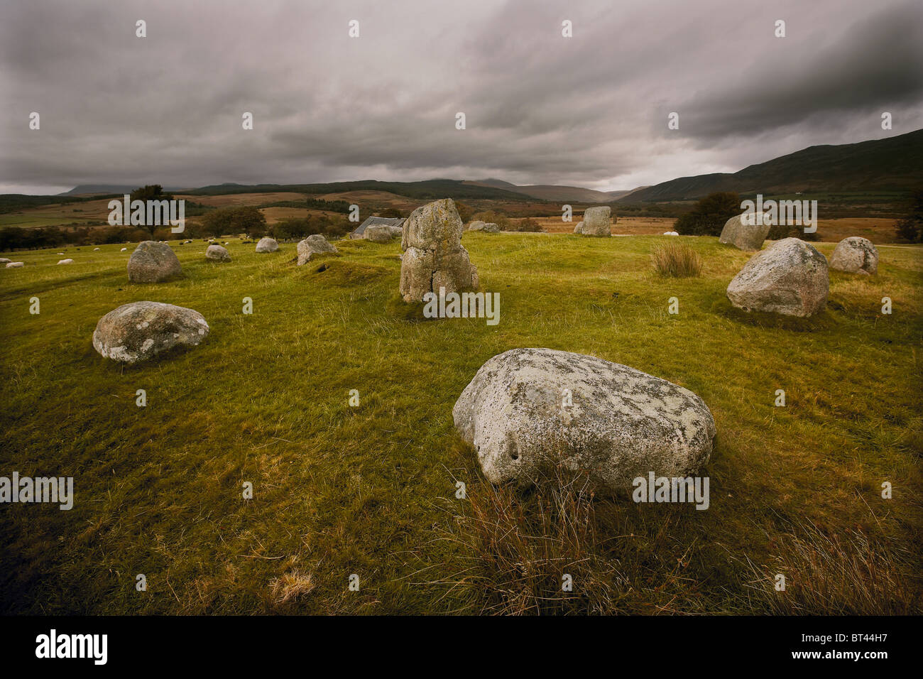 Los restos del Fingal's Cauldron stone circle permanente de Machrie Moor, la Isla de Arran, Escocia, Reino Unido Foto de stock