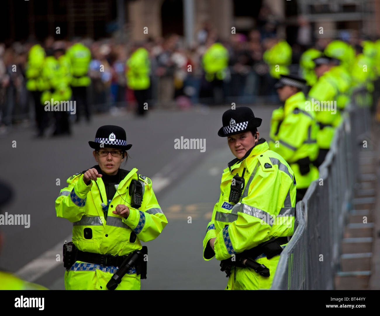 La policía patrulla las calles de Edimburgo, Escocia, Reino Unido, Europa Foto de stock