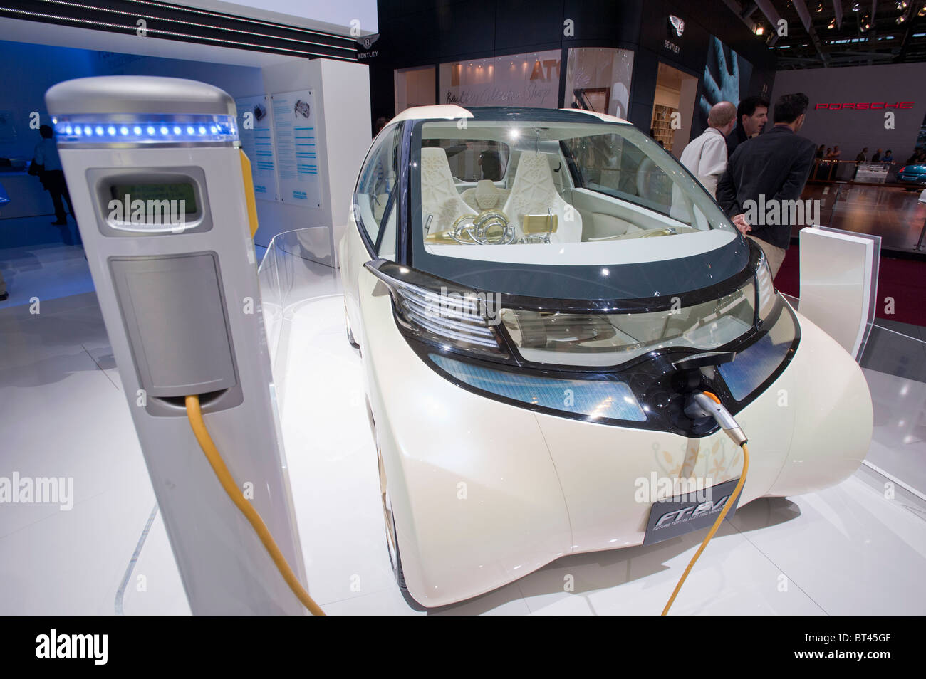 El futuro vehículo eléctrico o Toyota FT-EVII en Paris Motor Show 2010 Foto de stock