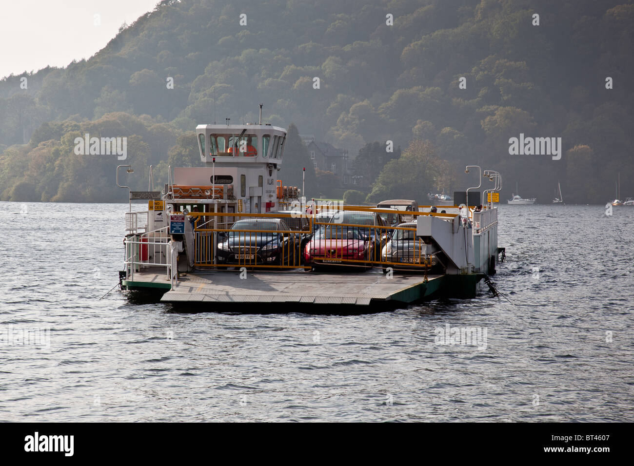Ferry de Windermere, cargado con coches, acercándose al ferry Nab cerca de Bowness On Windermere, Cumbria, Lake District Foto de stock