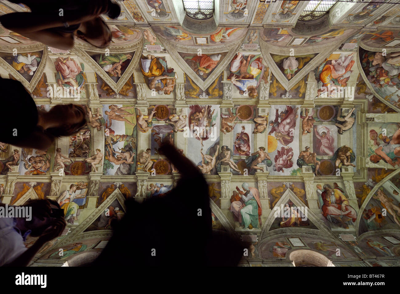 Roma. Italia. Los turistas visitan la Capilla Sixtina en los Museos Vaticanos. Foto de stock